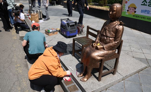평화의 소녀상 보수하는 관계자들