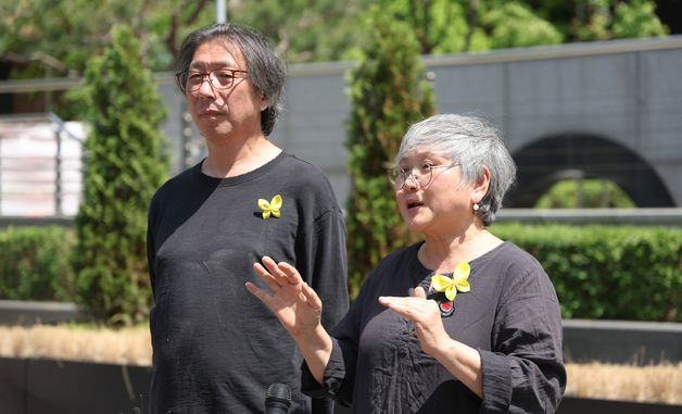 취재진 질문에 답하는 소녀상 제작자 김서경 작가