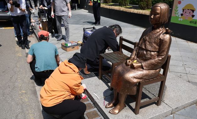 평화의 소녀상 정비하는 관계자들