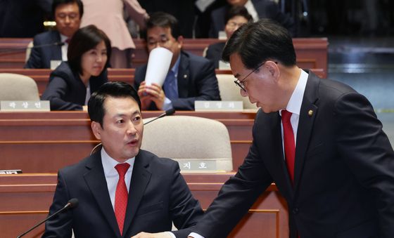 원내대표와 대화 나누는 장동혁 대표