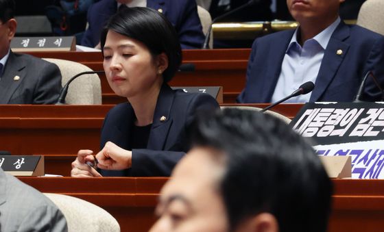장동혁 대표 뒤에 자리한 한지아 의원