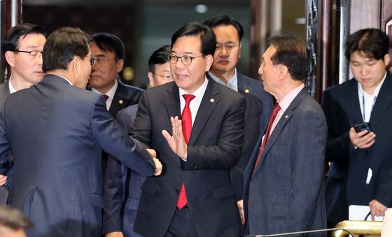 의총 참석하는 송언석 원내대표