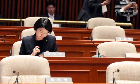 생각에 잠긴 한지아 의원