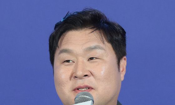 인사말 하는 윤경호