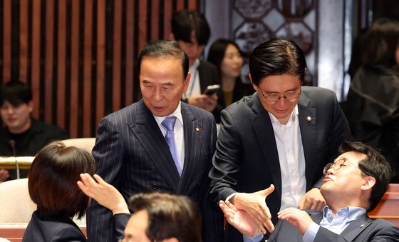 의원들과 대화 하는 박덕흠
