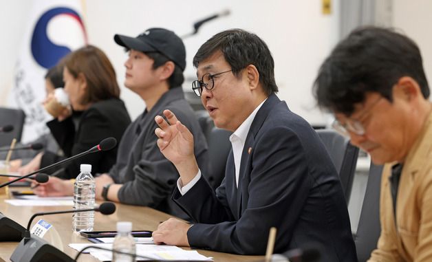 영화·영상 분야 정책 방향 논의하는 최휘영 장관