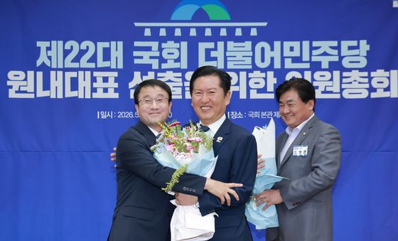 한병도 원내대표 끌어안는 정청래 대표