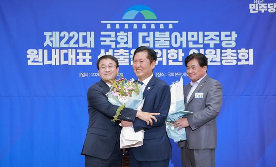 정청래 대표 축하 받는 한병도 원내대표