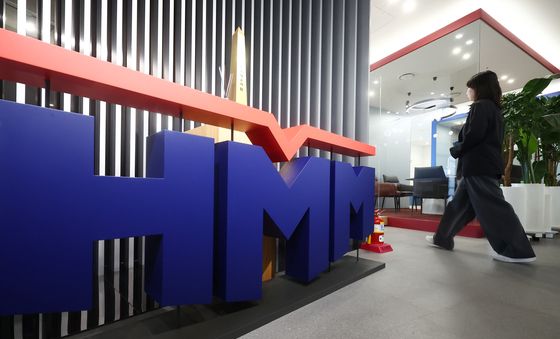 호르무즈해협 화재 선박 예인선 확보…이르면 7일 두바이 도착