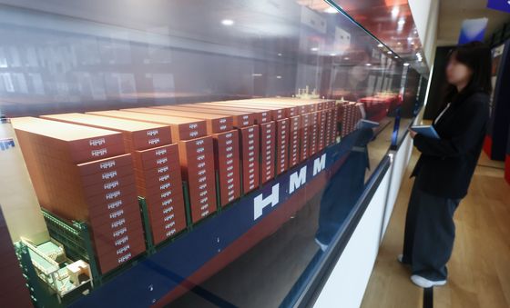 호르무즈해협 화재 선박 예인선 확보…이르면 7일 두바이 도착