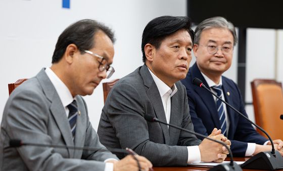 전략공천 관련 발언하는 조승래 민주당 사무총장