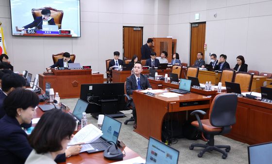 법안 통과시키는 서영교 위원장