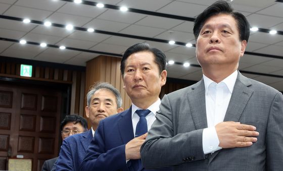 국민의례하는 정청래 대표
