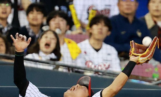 천성호 '이닝 끝내는 호수비'