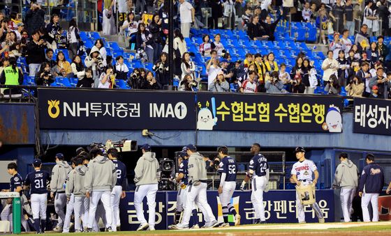퇴장하는 두산 베어스 선수들