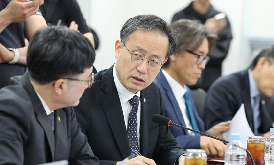 대화하는 이형일·임기근 차관