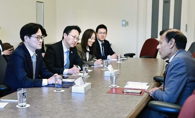 김정관 장관, 캐나다 상원의원과 면담