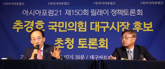 취재진 질문에 답하는 추경호 후보