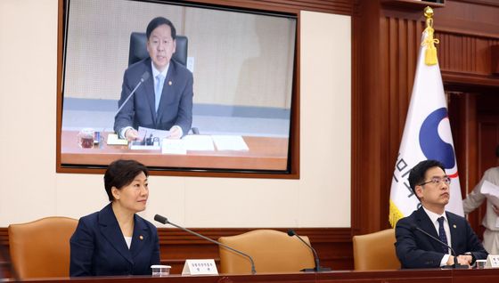 화상으로 구윤철 부총리 발언듣는 송미령 장관과 김민재 차관