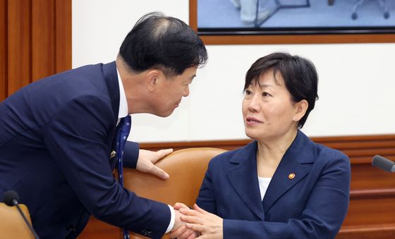 인사하는 송미령 장관과 이형훈 차관