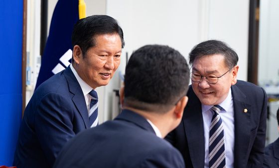 김태년 의원 등 참석자들과 인사하는 정청래 대표