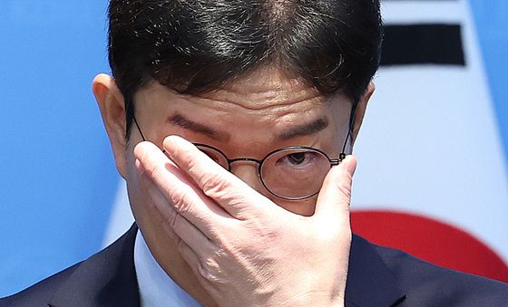 안경 고쳐쓰는 정원오 후보
