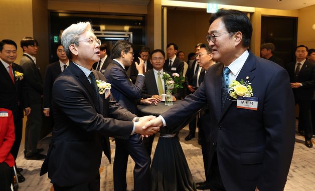 [NFF 2026]우원식 국회의장과 악수 나누는 이영섭 뉴스1 대표이사