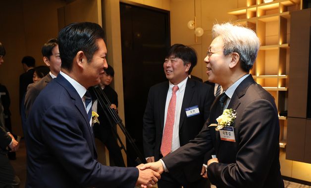 [NFF 2026]정청래 민주당 대표와 악수 나누는 이영섭 뉴스1 대표이사