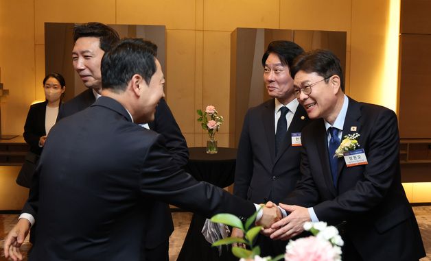 [NFF 2026]악수 나누는 장동혁 국민의힘 대표·정원오 민주당 서울시장 후보