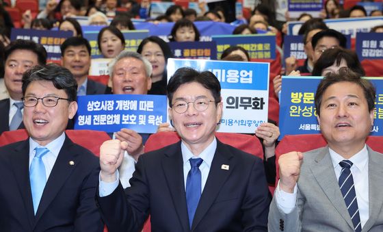 정책협약식 기념촬영하는 정원오