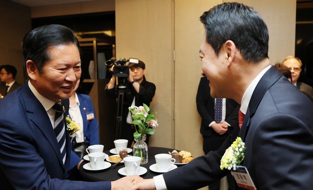 미래포럼서 인사하는 정청래·장동혁
