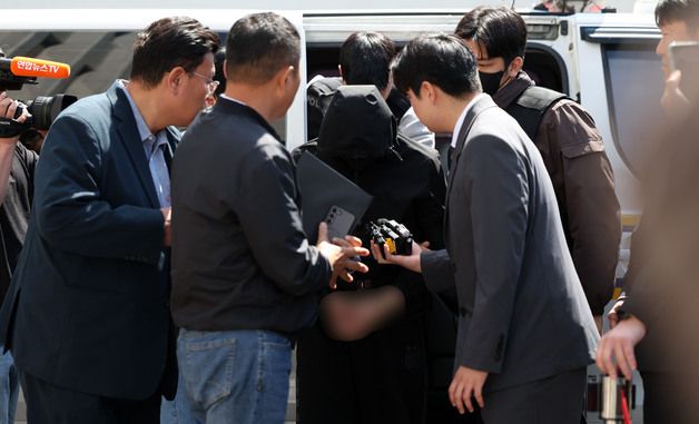 호송차 내리는 여고생 살해범