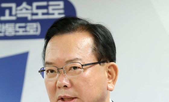 미래 교통망 구축 계획 발표하는 김부겸