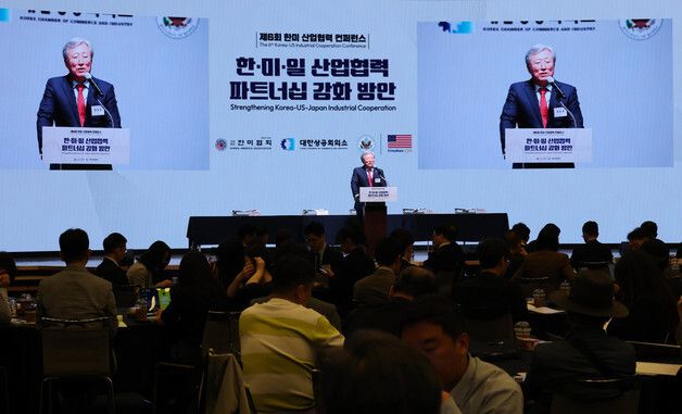 개회사하는 최중경 한미협회 회장