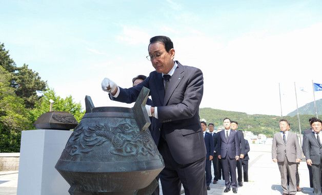 순직 선원 위령탑 참배하는 노동진 수협 회장