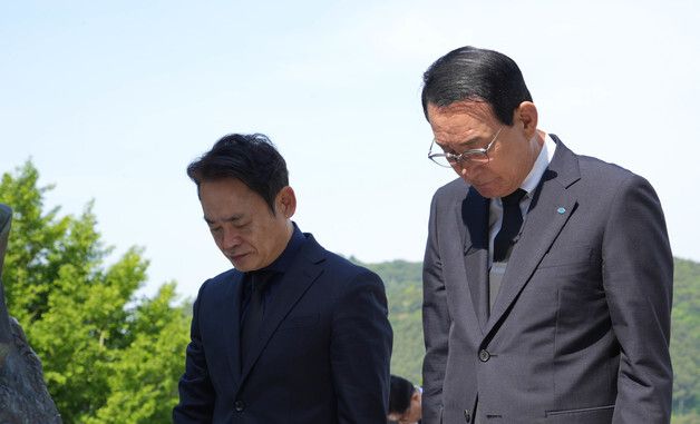 묵념하는 노동진 수협 회장