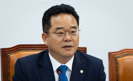 모두 발언하는 민병덕 민주당 을지로위원장
