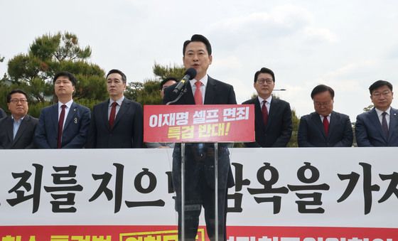 청와대 앞 현장최고위 발언하는 장동혁 대표