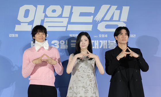 강동원·박지현·엄태구, 혼성그룹 트라이앵글로 데뷔