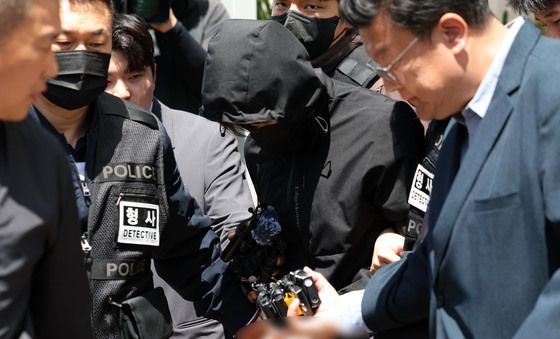 법원 나서는 광주 여고생 살해 피의자