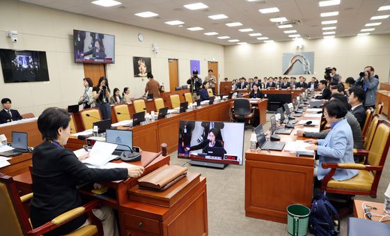 의사봉 두드리는 최민희 위원장