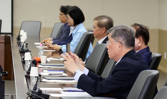 이석연 위원장 발언 촬영하는 문국현 고문