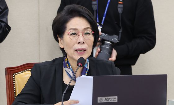 회의 주재하는 최민희 위원장