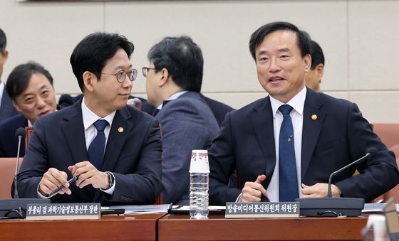 대화 나누는 배경훈·김종철