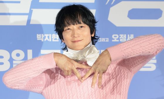 아이돌 변신한 강동원, 손 테이핑 눈길