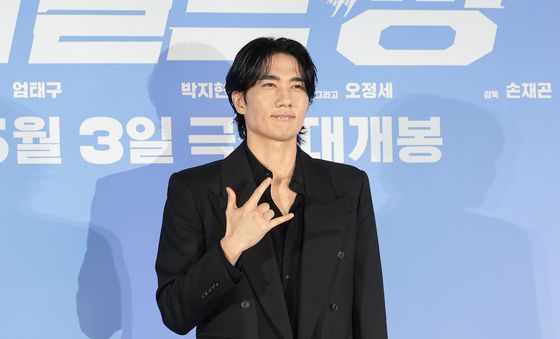 엄태구, 아이돌 그룹 트라이앵글 데뷔