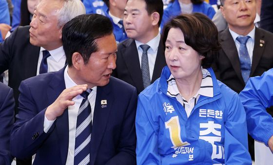 추미애 경기지사 후보와 대화 나누는 정청래 대표