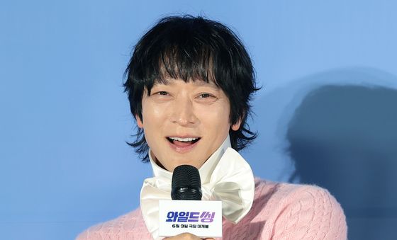취재진 질문에 답하는 강동원