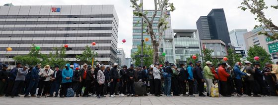 탑골공원 앞에 길게 늘어선 무료급식소 대기줄