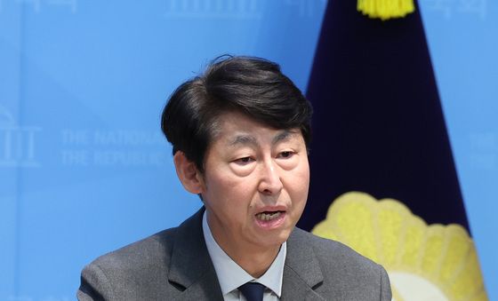 기자회견하는 이훈기 의원